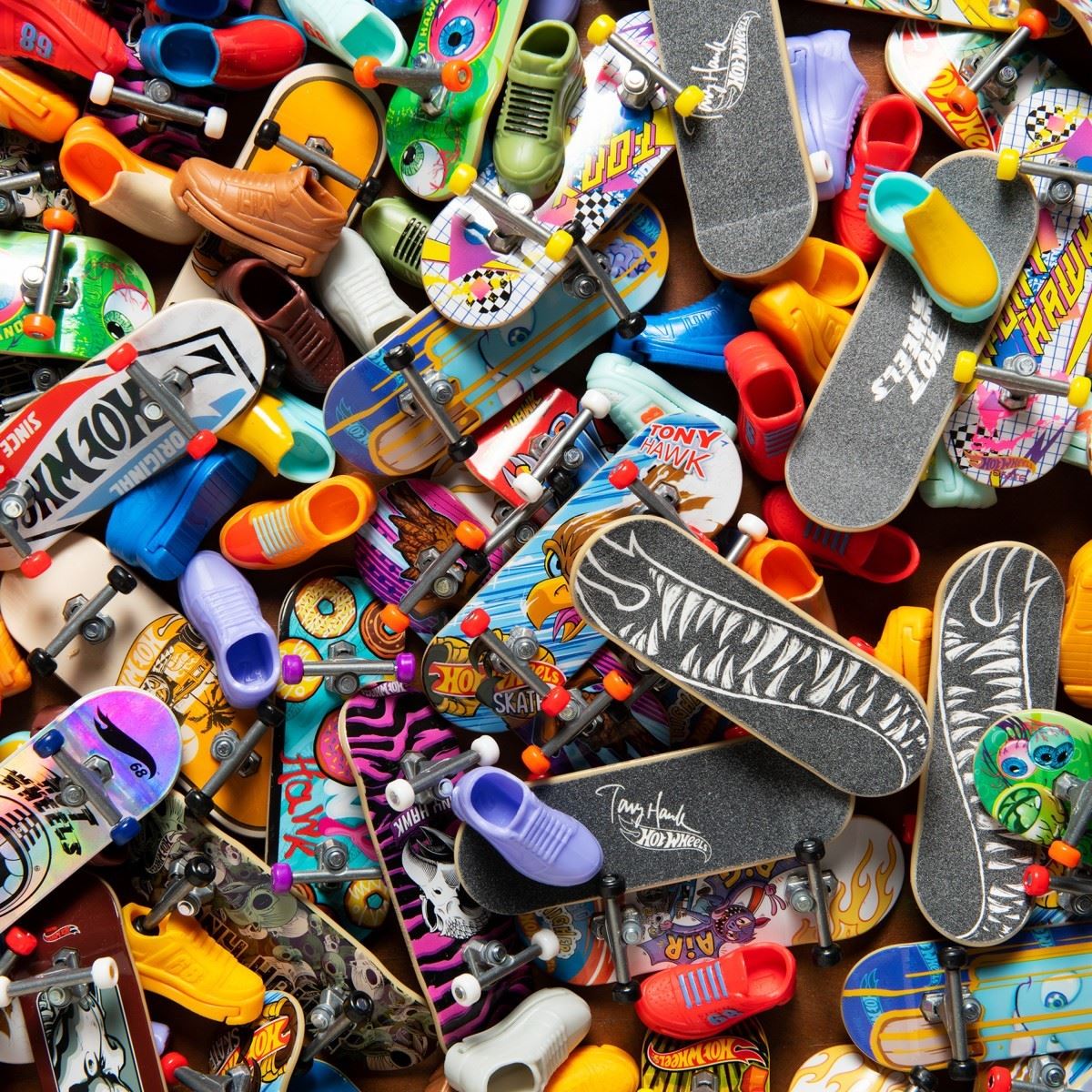 Hot Wheels Patineta de Entretenimiento con Tenis Sorpresa