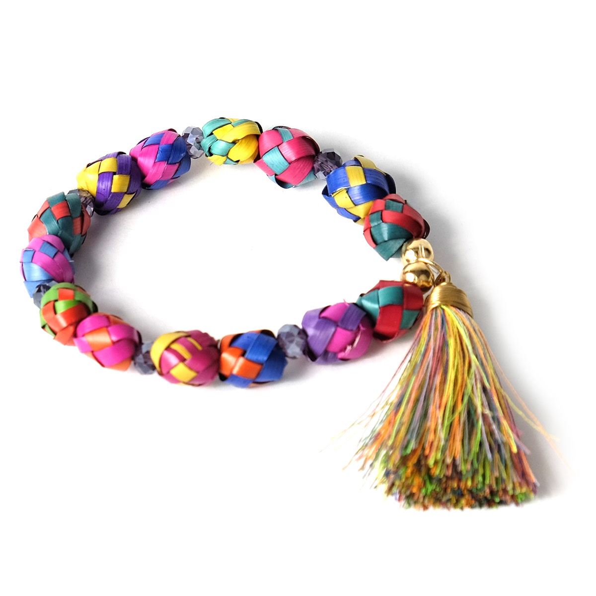 Pulsera artesanal con bolitas de palma y mota de hilo en varios colores