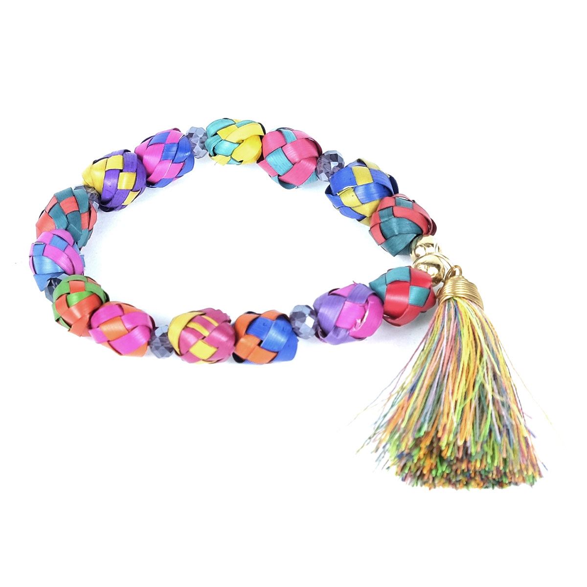 Pulsera artesanal con bolitas de palma y mota de hilo en varios colores