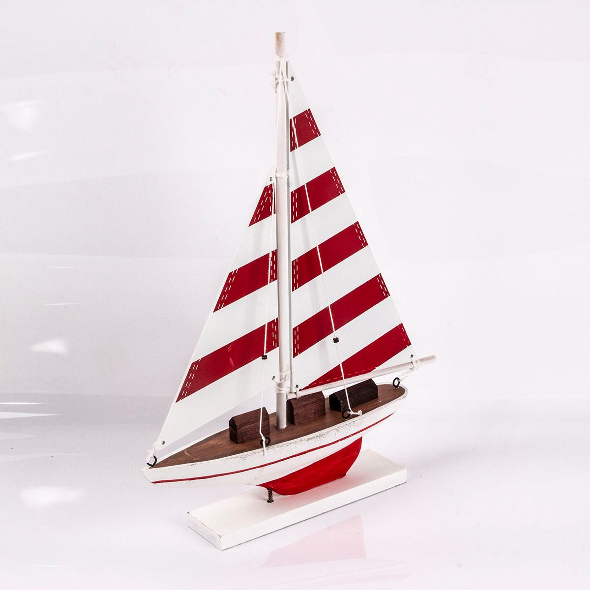 Velero de navegación decorativo rojo