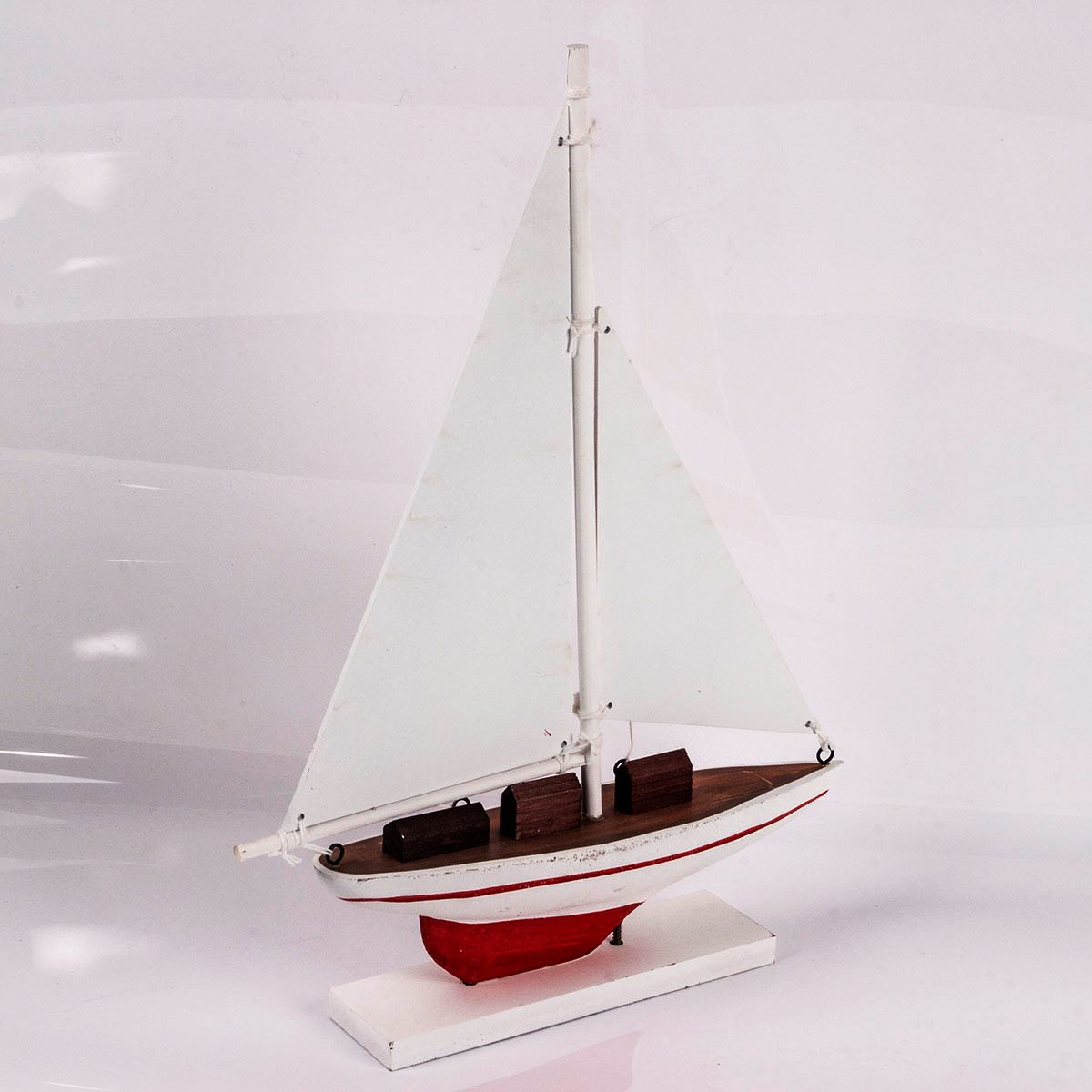 Velero de navegación decorativo rojo