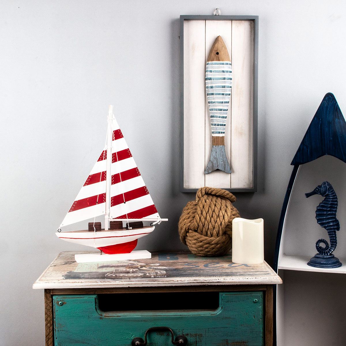 Velero de navegación decorativo rojo