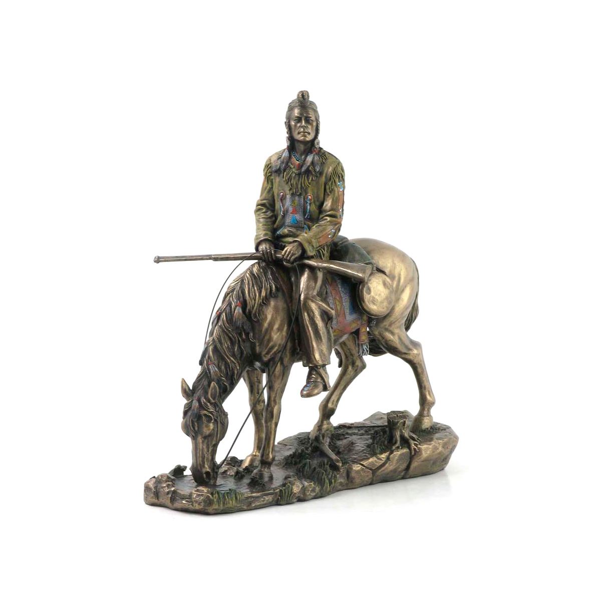 Indio montando caballo que toma agua