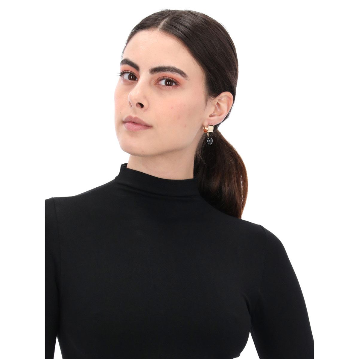 Aretes Colgantes Detalles de Resina Negra DKNY