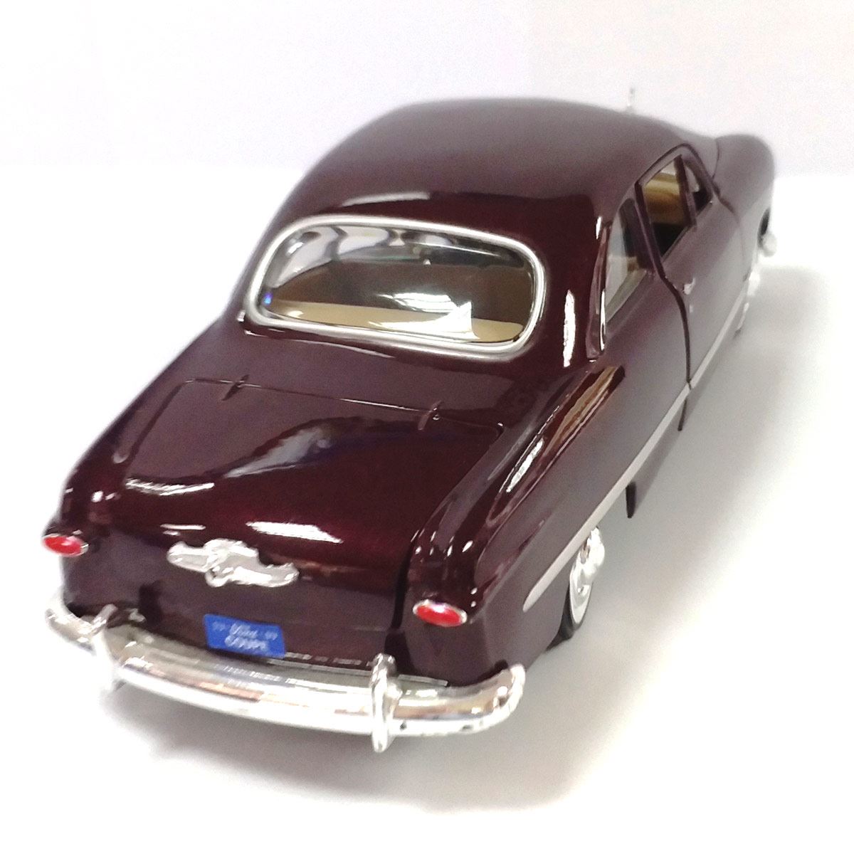Carro de colección Escala 1:24 1949 Ford Coupe