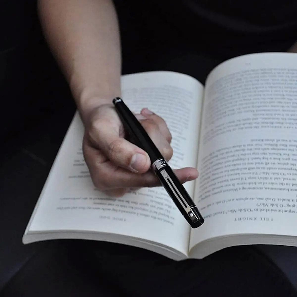 Pluma fuente  serie 300 negro brillante ct punto mediano Sheaffer