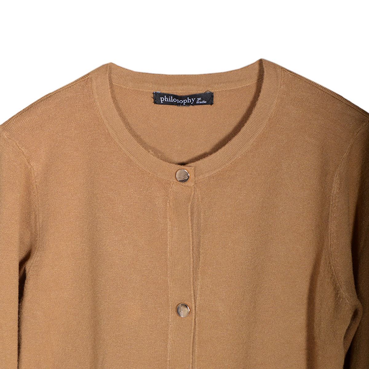 Suéter liso con botones Philosophy talla mediano color cafe medio modelo XN175