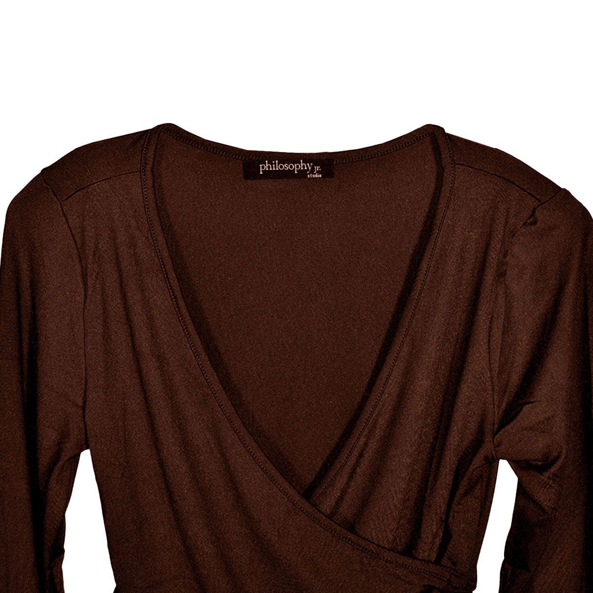 Blusa lisa para mujer con escote cruzado y jareta lateral Philosophy talla mediana color café obscuro modelo 73080
