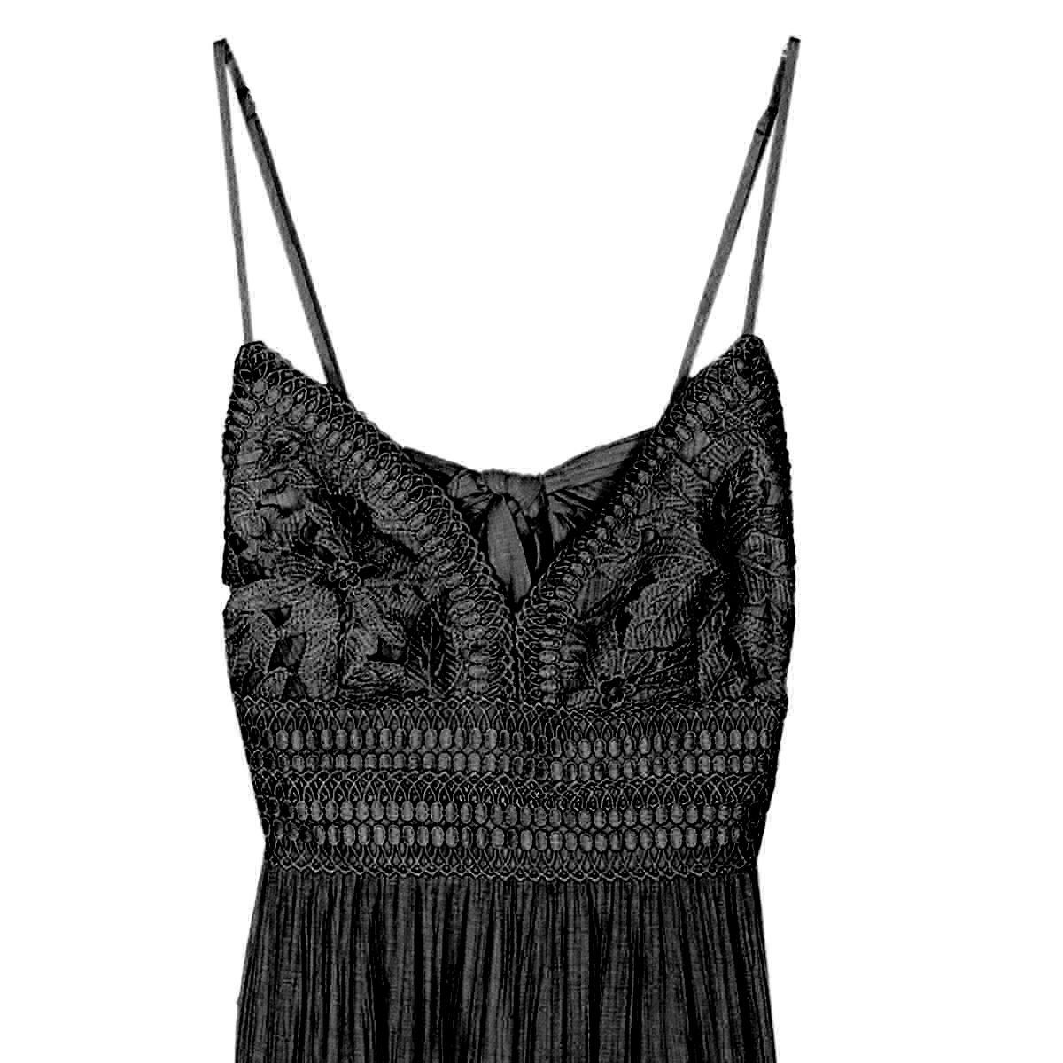 Vestido corto para mujer con encaje, olanes y cinta de amarre en espalda Philosophy talla grande color negro modelo 4487DY