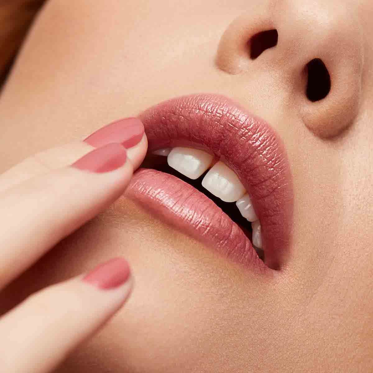 Labial Super Lustrous Glass Shine Rum Raisin Revlon