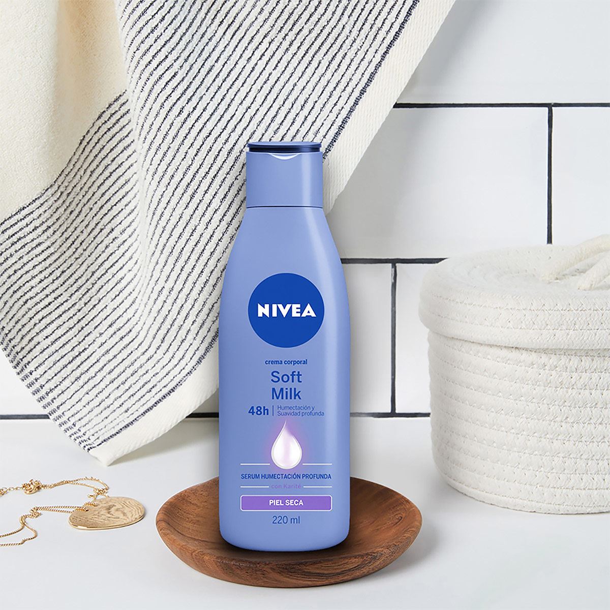 Nivea Crema Corporal con Karité para Mujer, Soft Milk 48 horas de Humectación Profunda para Piel Seca, 220 ml