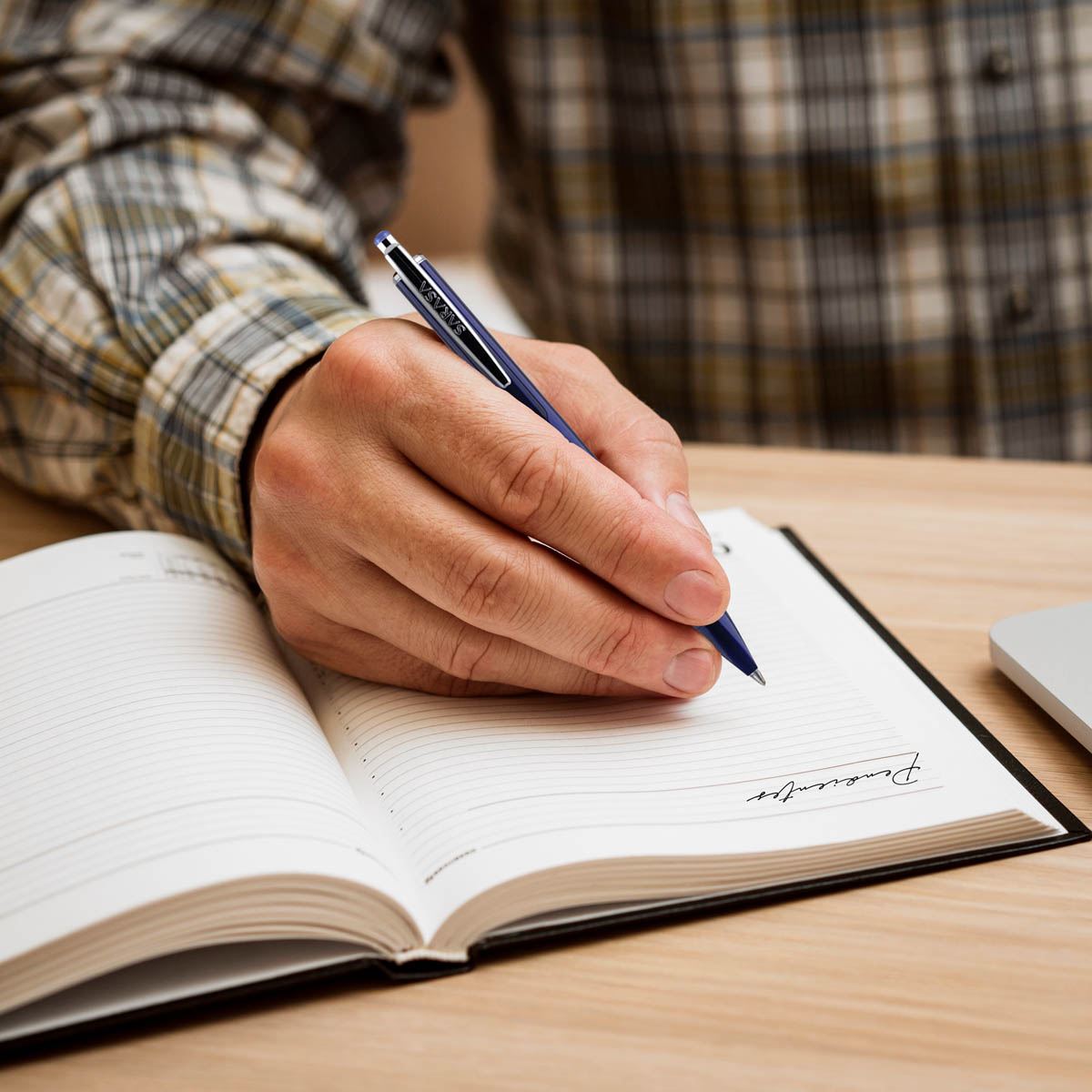 Bolígrafo Metalico Sarasa Grand Cuerpo Color Oro Tinta Negra