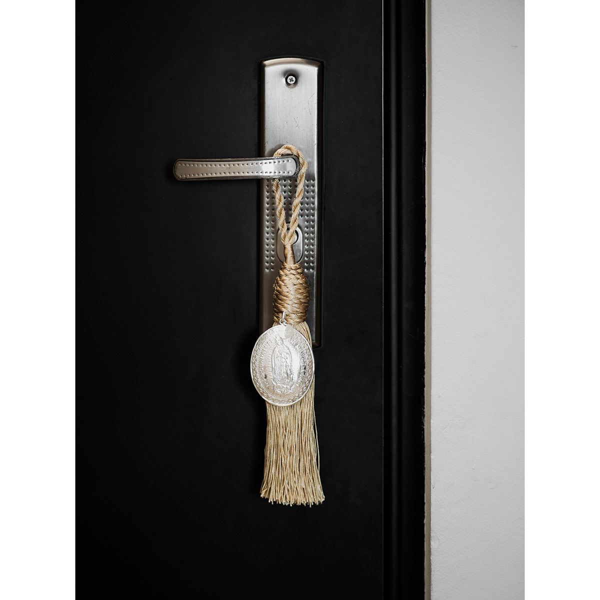 Bendición para el hogar con medallón de La Virgen de Guadalupe en colgante café