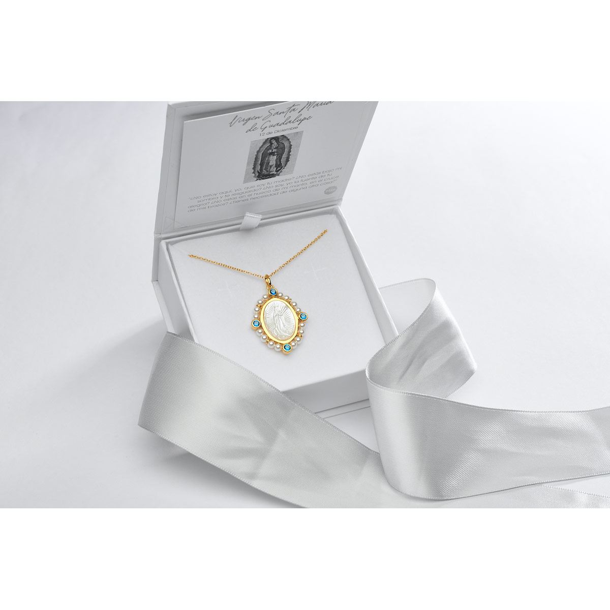 Medalla Virgen de Guadalupe madre perla con perlas y circonias azules