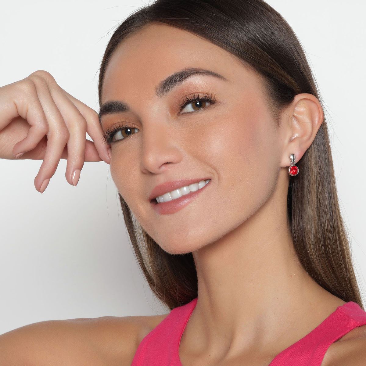 Aretes Círculo con Incrustación de Cristal Rojo Baño Oro Blanco 18K Amor de Cristal