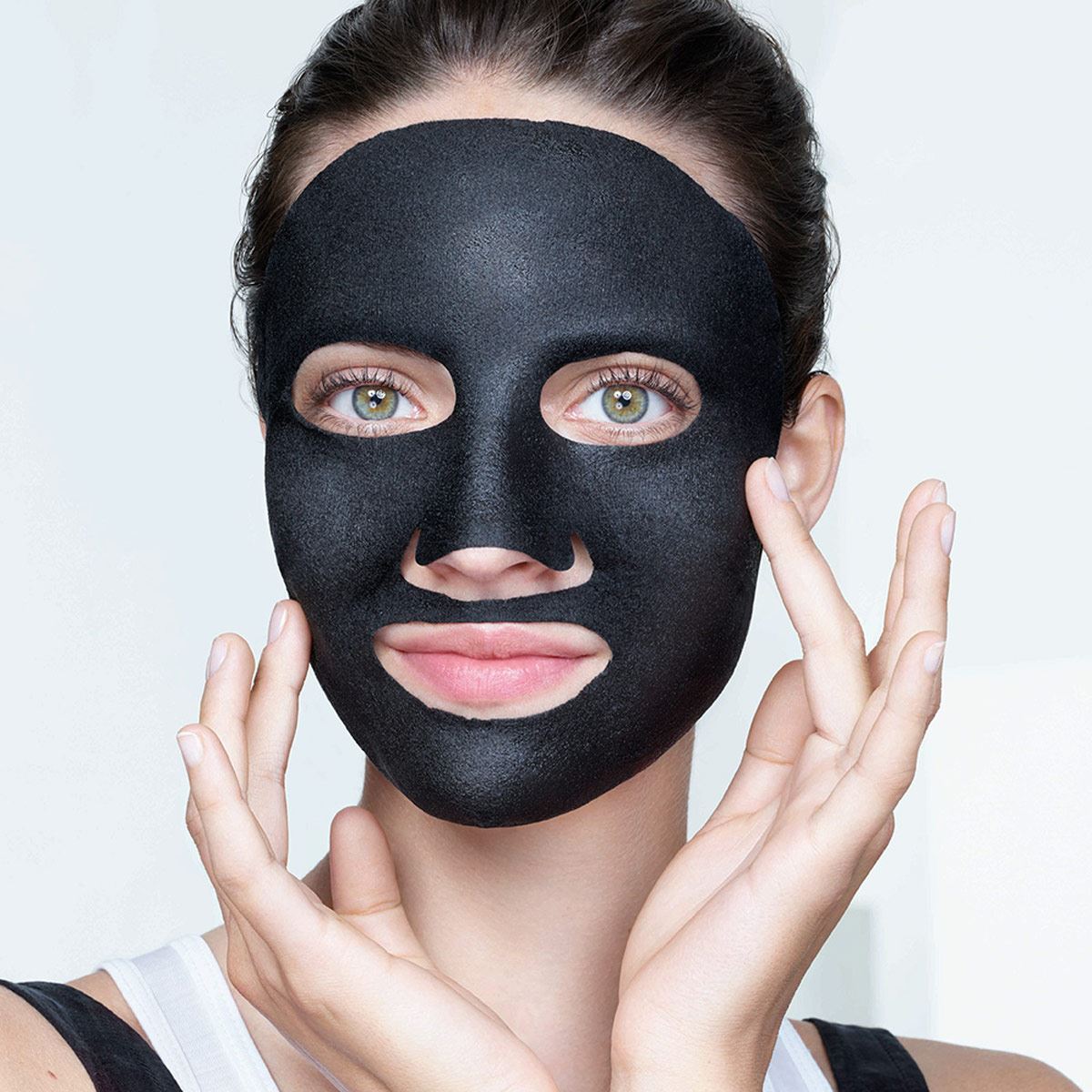 Mascarilla Facial En Tela Con Carbón Hidrabomb Garnier, 1pza