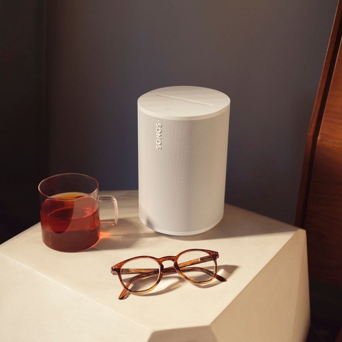 Bocina Sonos Era 100 con acústica y conectividad WiFi y bluetooth color blanco