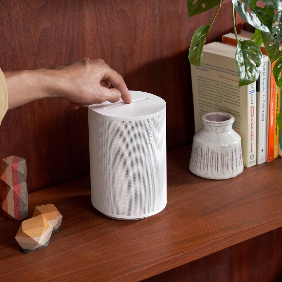 Bocina Sonos Era 100 con acústica y conectividad WiFi y bluetooth color blanco