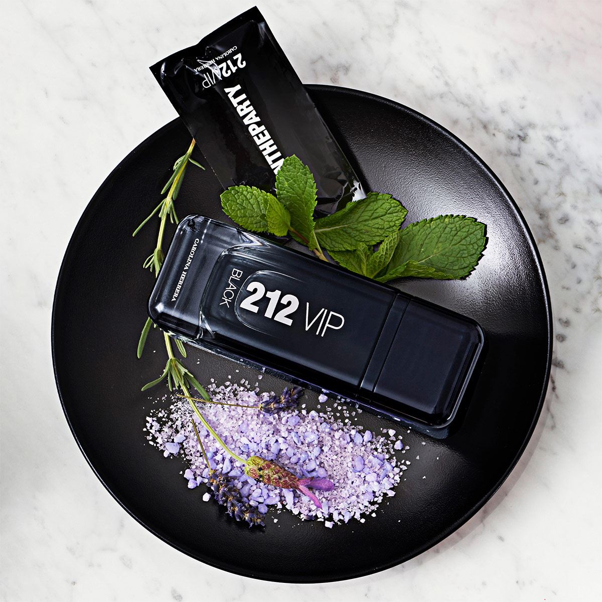 Carolina Herrera 212 VIP BLACK MEN Set Para Caballero Perfume EDP 100ML + Shower Gel 100ML + Perfume de Bolsillo