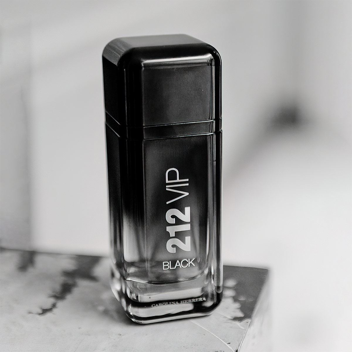Carolina Herrera 212 VIP BLACK MEN Set Para Caballero Perfume EDP 100ML + Shower Gel 100ML + Perfume de Bolsillo