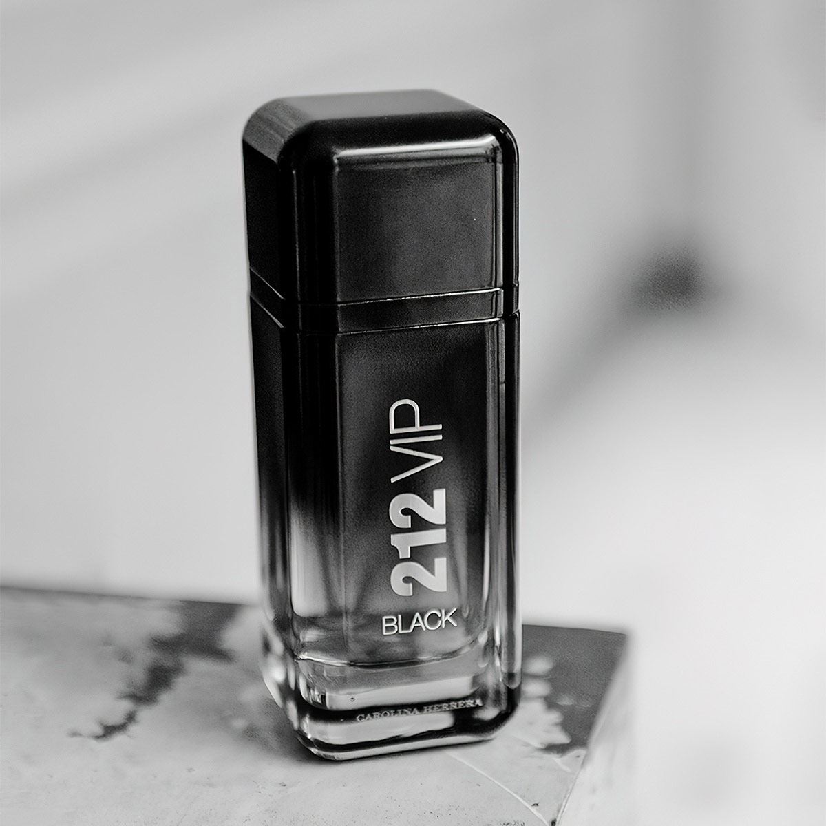 Carolina Herrera 212 VIP BLACK MEN Set Para Caballero Perfume EDP 100ML + Shower Gel 100ML + Perfume de Bolsillo 10ml