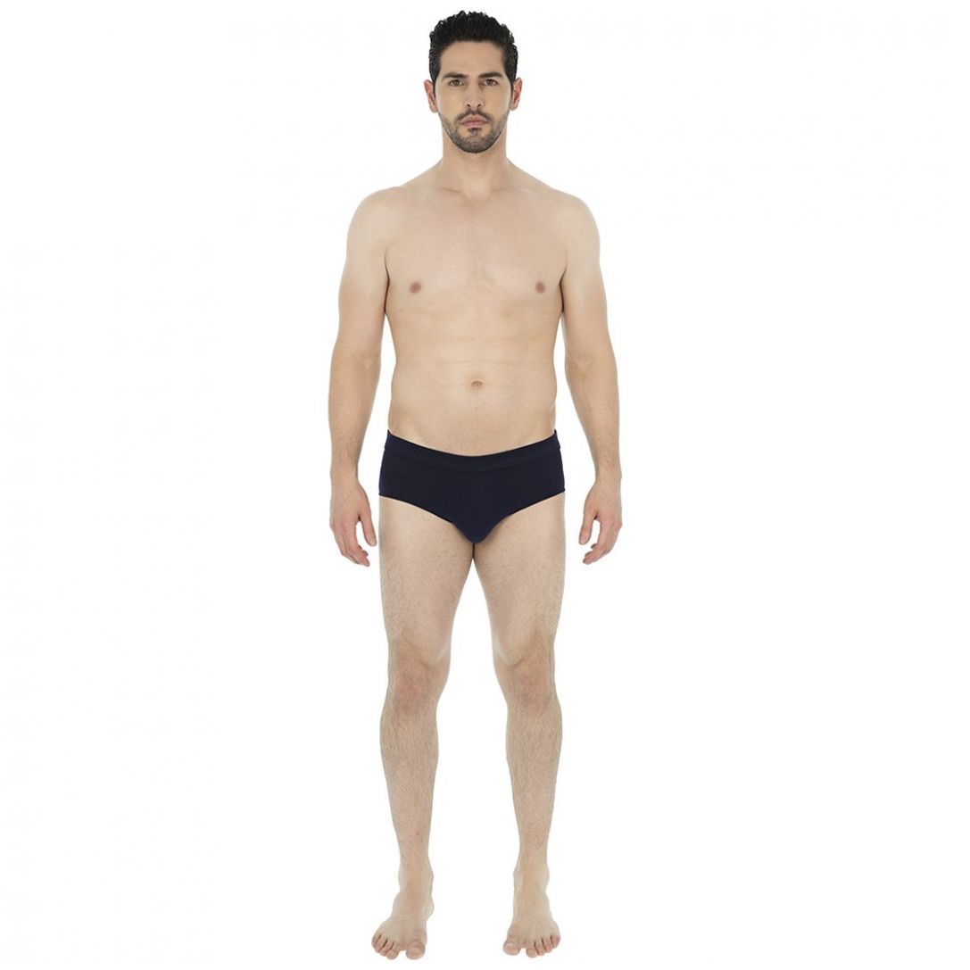 Hombre con trusa hot sale