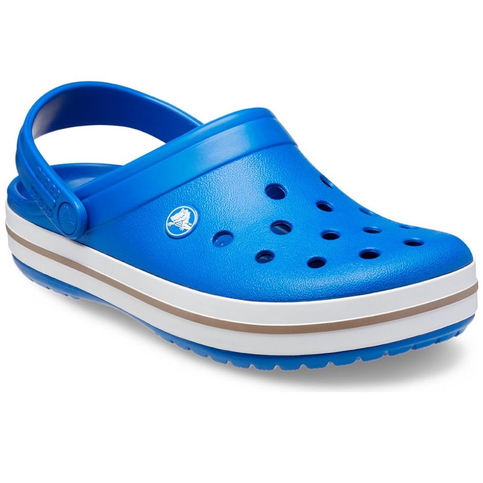 Hombres con online crocs