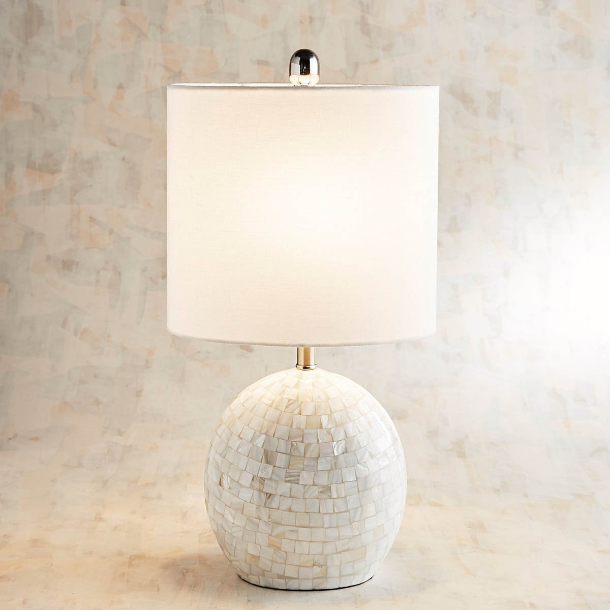 L&aacute;mpara Mother Pearl Spherical Pier 1 Imports