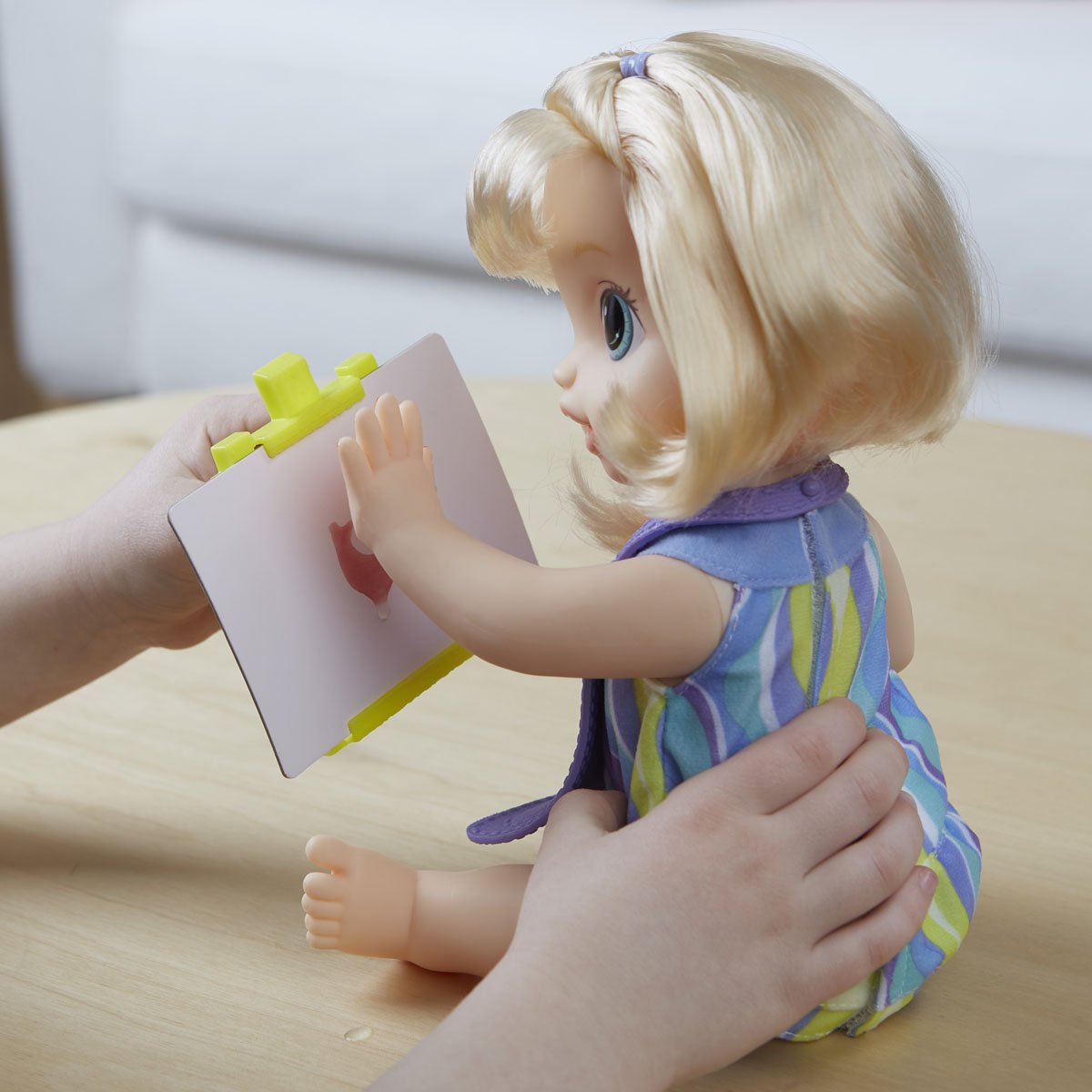 Baby Alive Pequeña Artista Muñeca Rubia Hasbro
