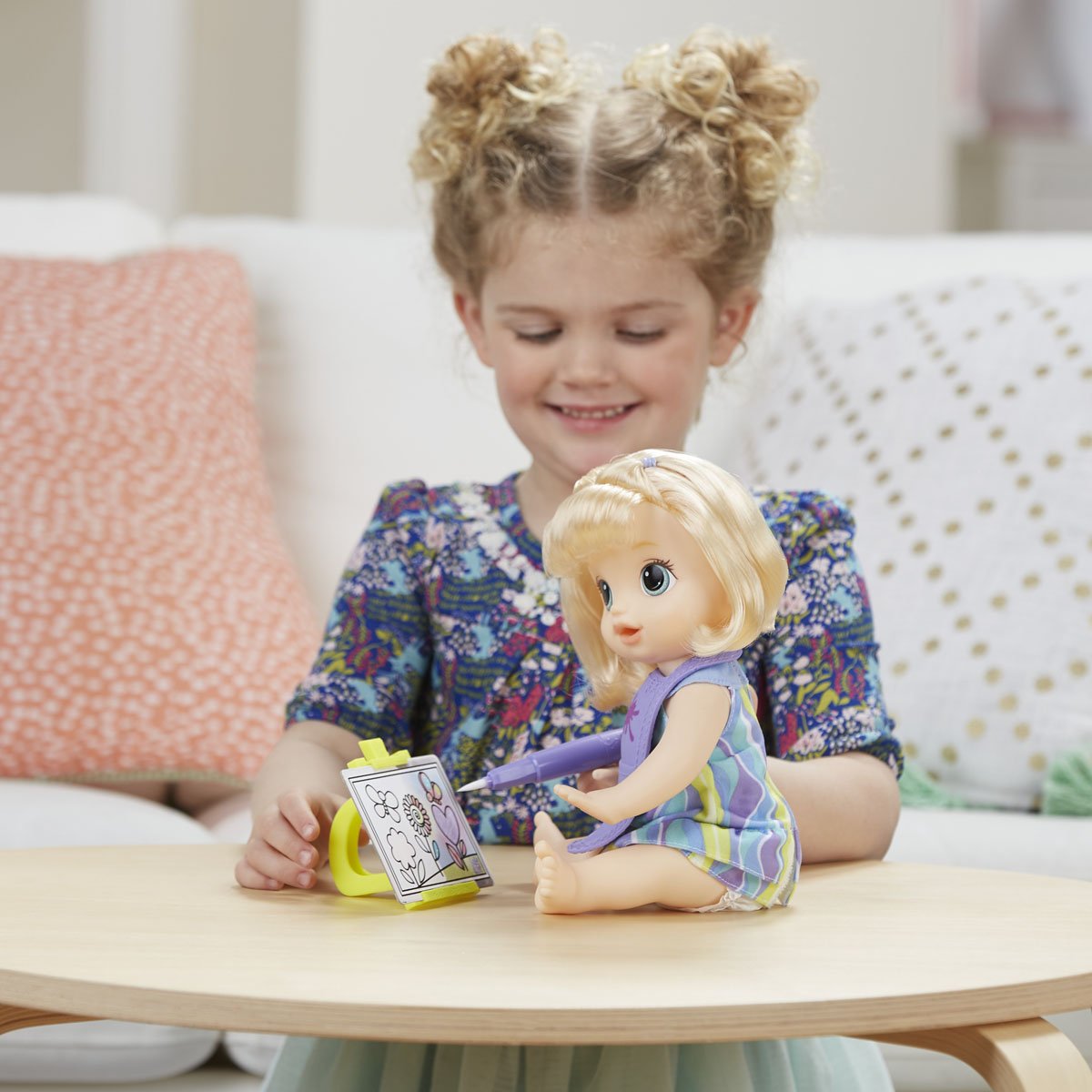 Baby Alive Pequeña Artista Muñeca Rubia Hasbro