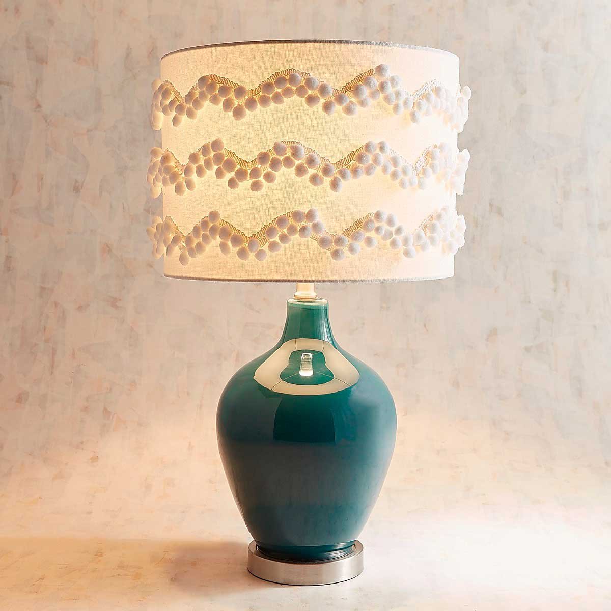 Lampara de Mesa Blue Chevron Pom-Pom - Pier 1 Imports