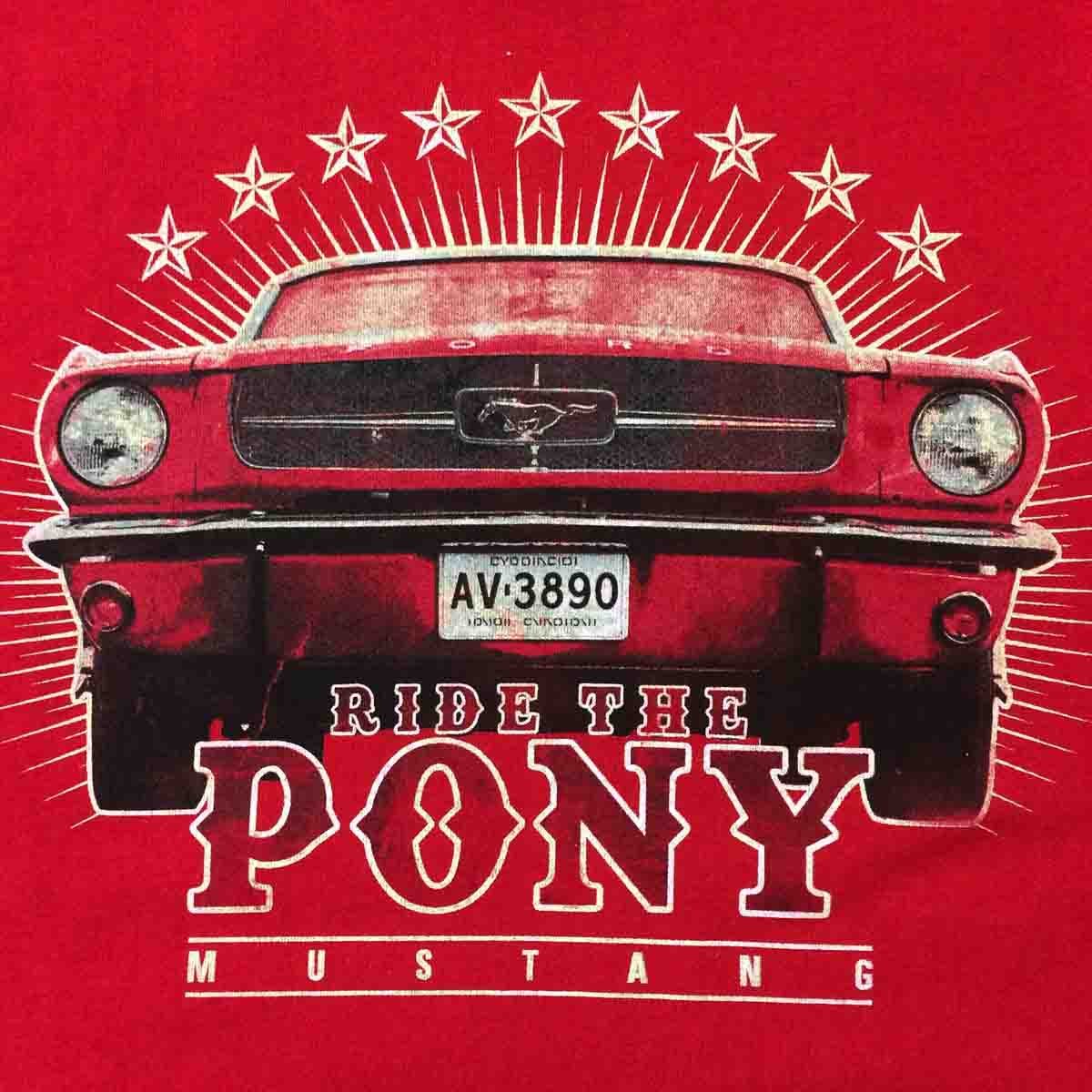 Playera Manga Corta con Estampado Mustang