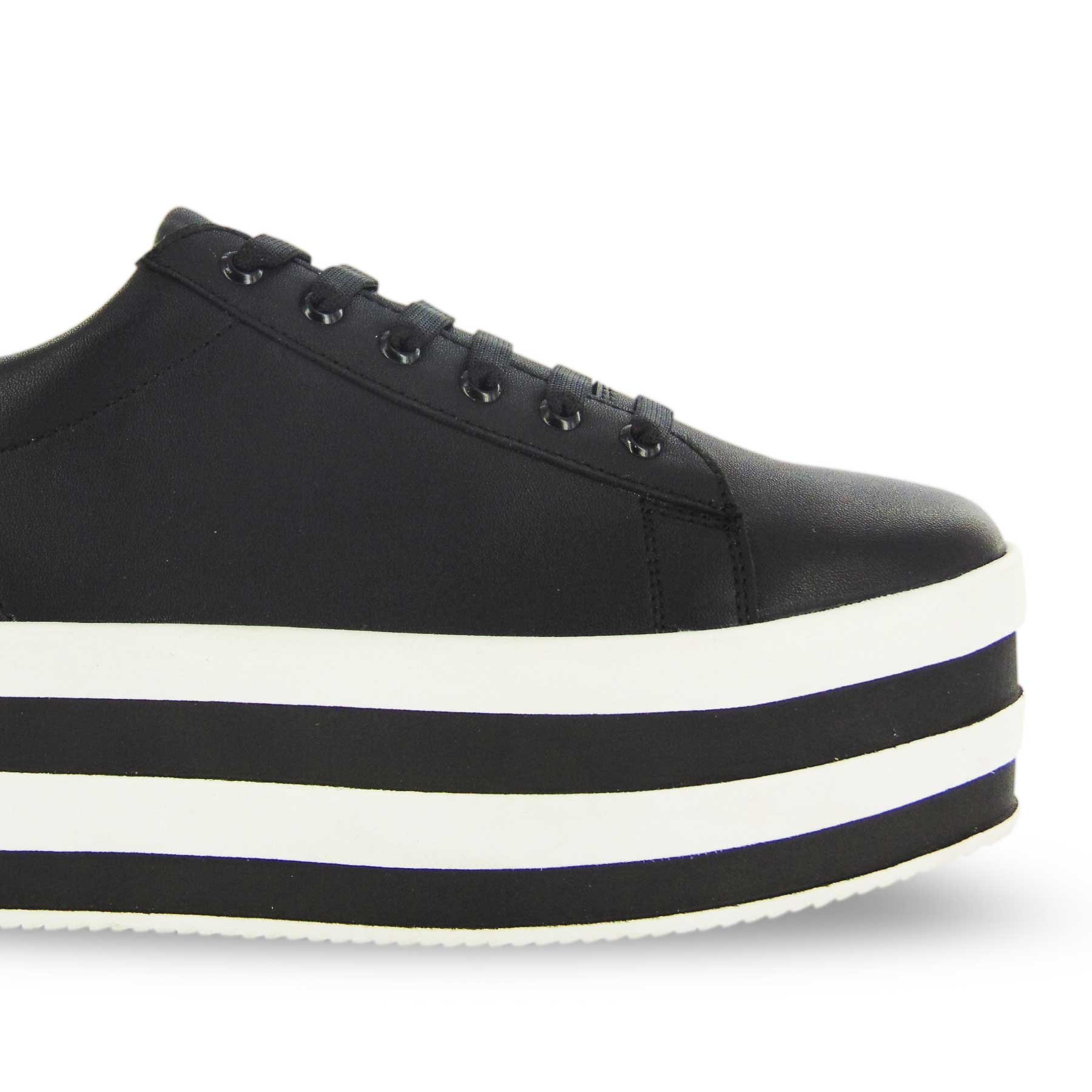 Tenis Negro con Doble Plataforma Y Agujeta Mbj