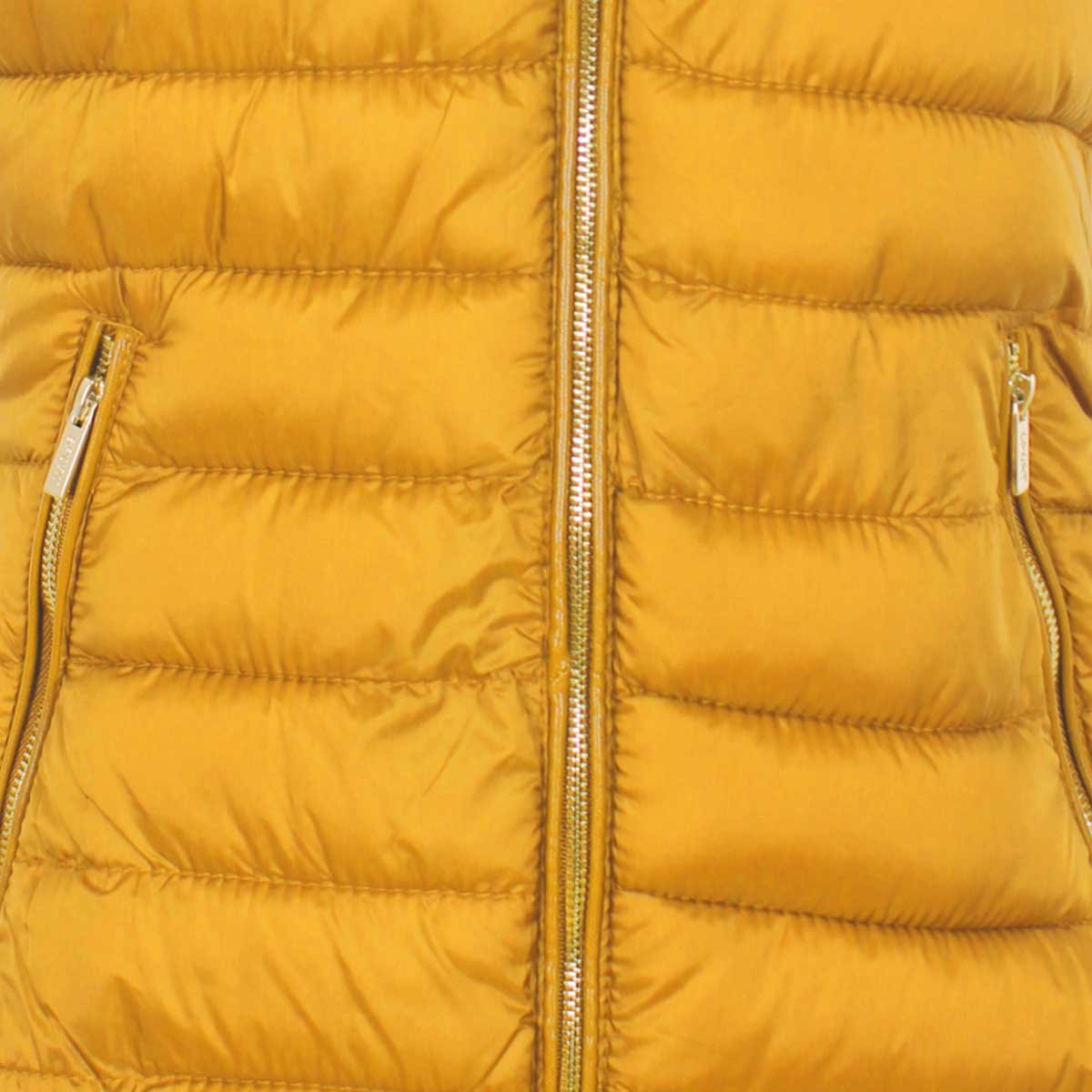 Chaleco Mostaza Capitonado Cuello Mao con Trabe Basel