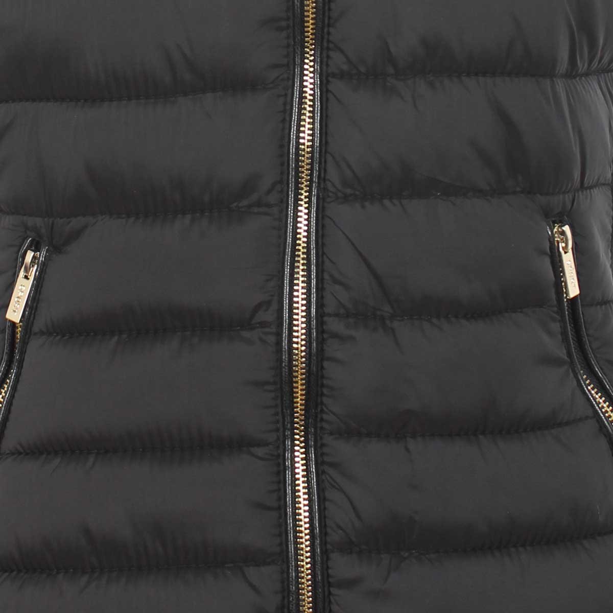 Chaleco Negro Capitonado Cuello Mao con Trabe Basel