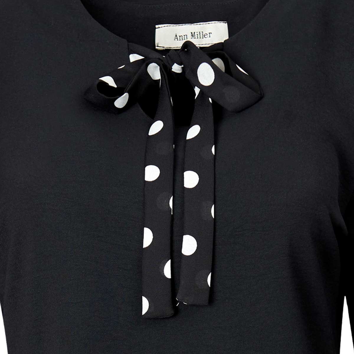Blusa Negra con Cinta Ann Miller