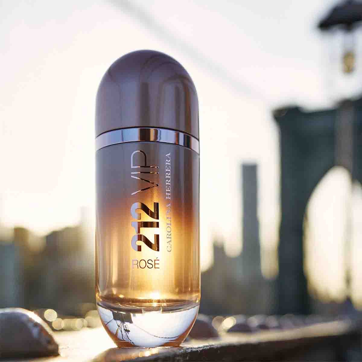 Estuche para Dama Carolina Herrera 212 Vip Rosé Edp 80 Ml + Body Lotion 100 Ml