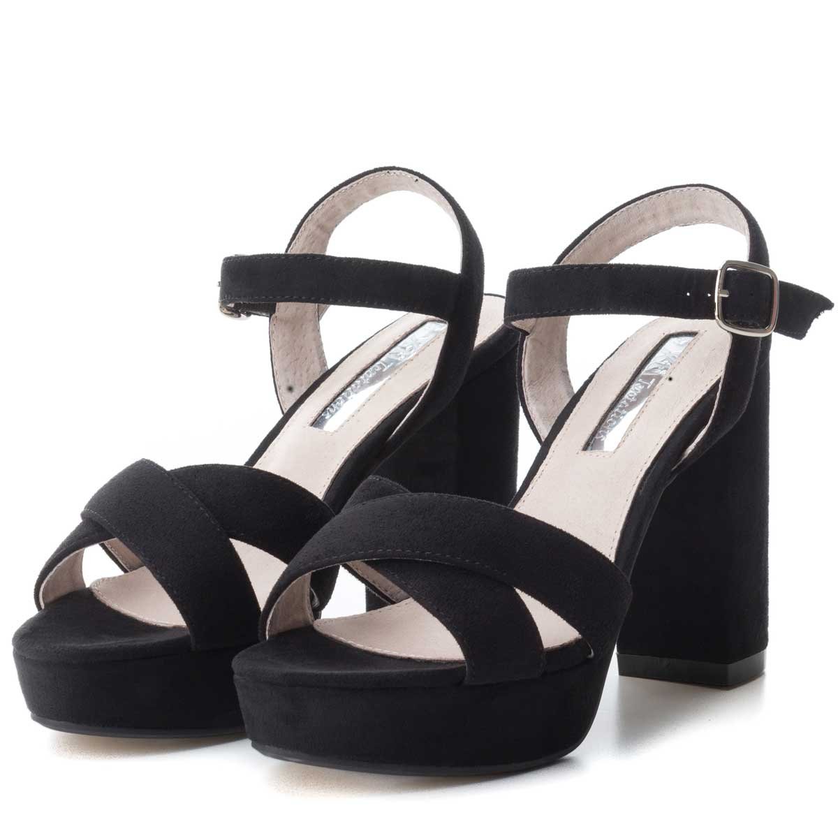 Sandalia Negra con Ajuste Cruzado Xti