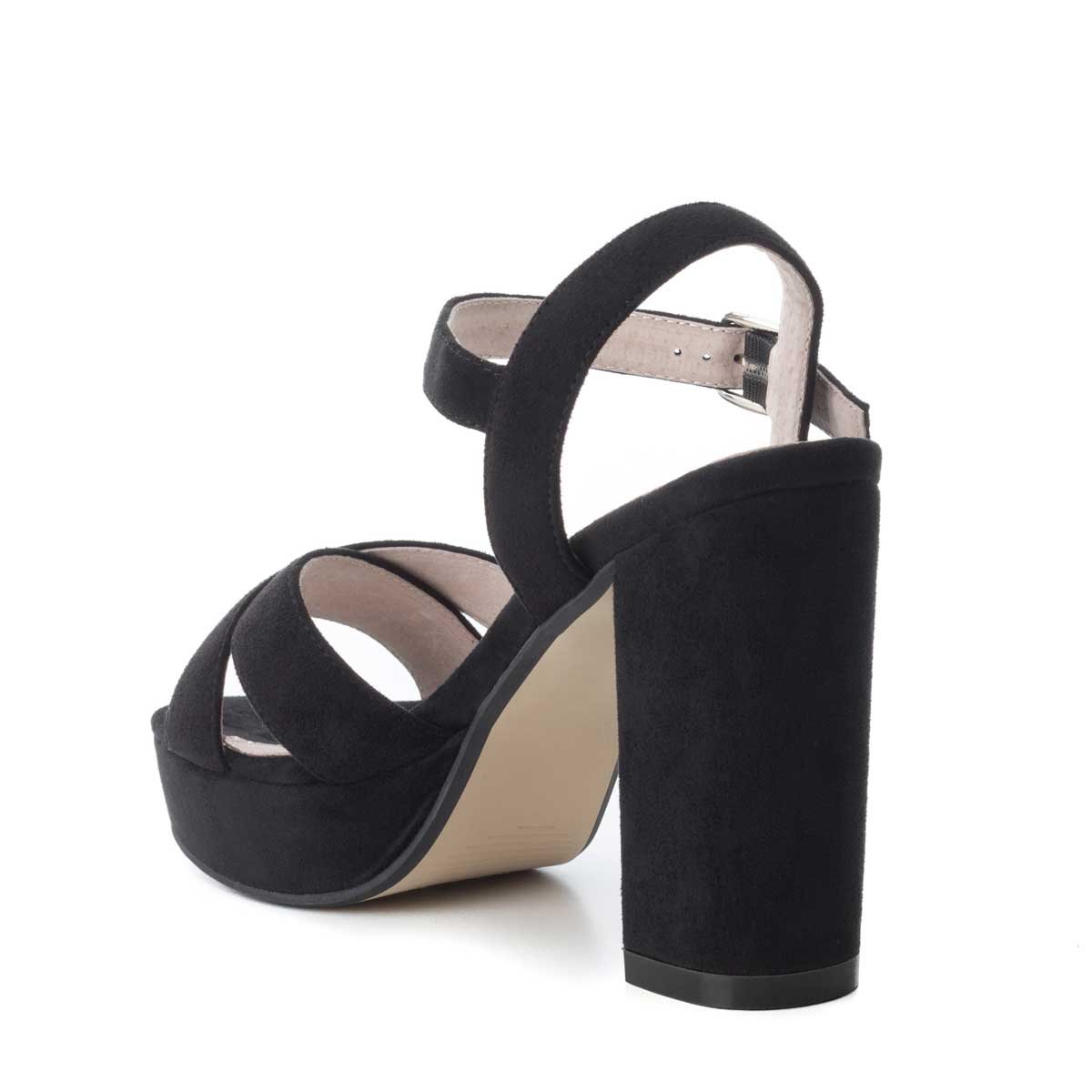 Sandalia Negra con Ajuste Cruzado Xti