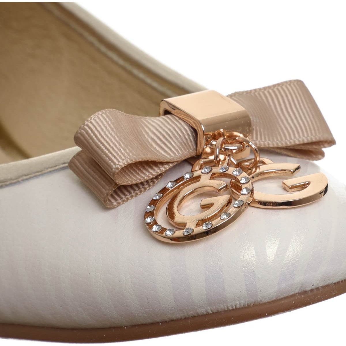 Balerina Plateada con Estampado Liso Y Punta Redonda G By Guess