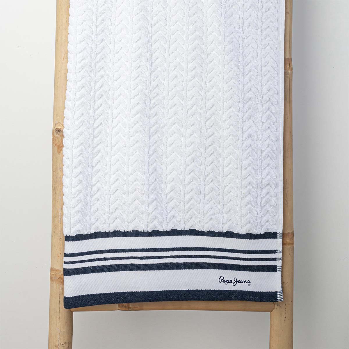 Toalla Medio Baño Baker Blanco con Azul 76 X 136 Cm 600 G.  Pepe Jeans