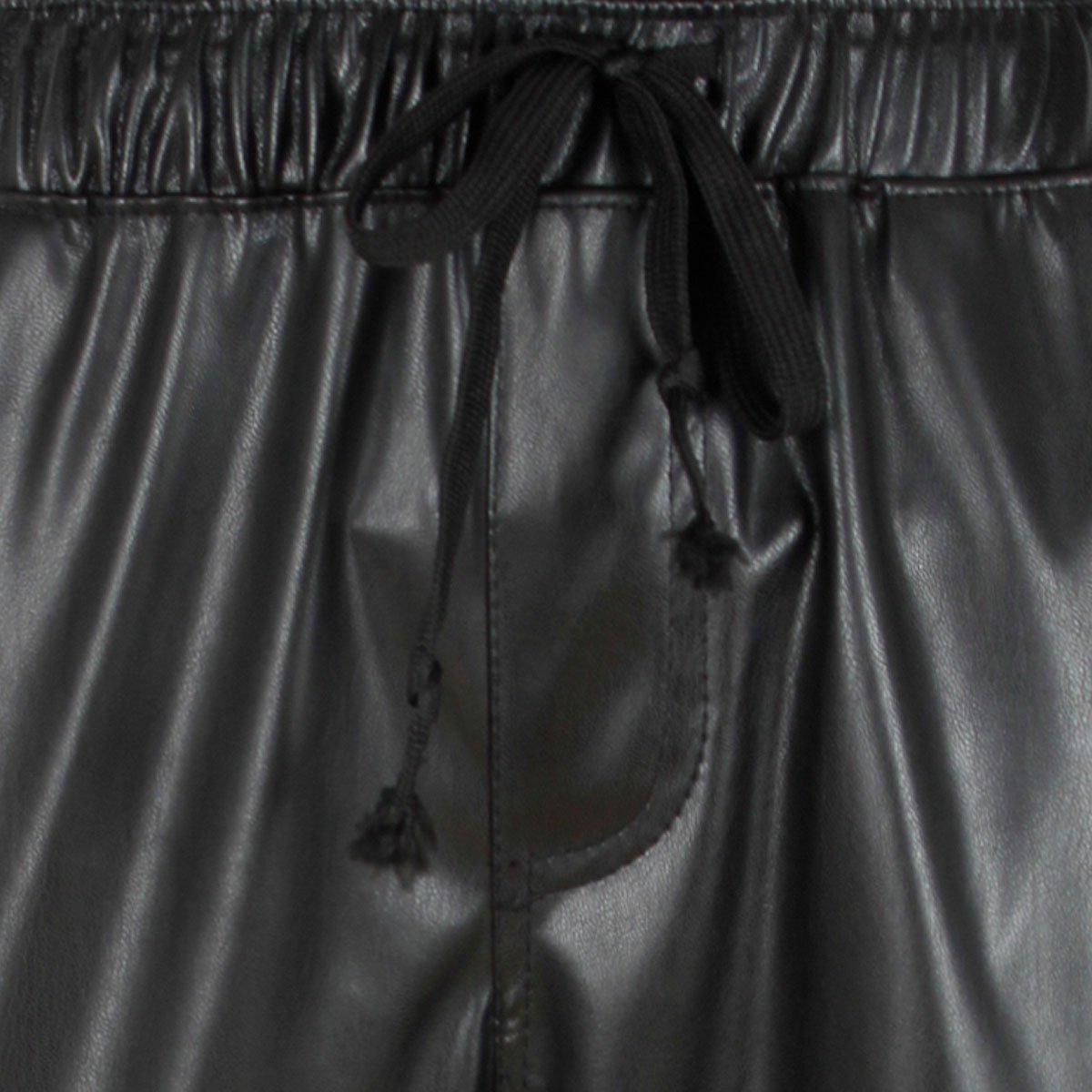 Pantalón Negro Just By Basel Corte Jogger Diseño Vinipiel