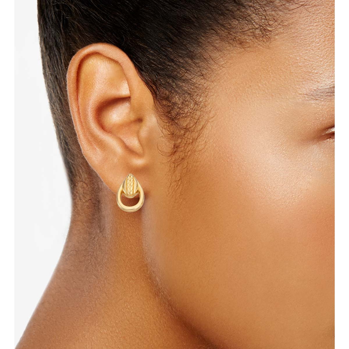 Aretes Color Dorado Tipo Botón en Forma Circular con Acabado Brillante
