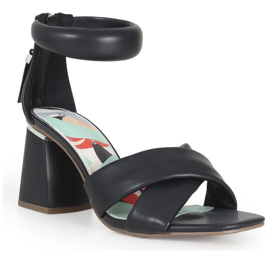 Sandalia Tira Cruzada con Pulsera Negra Cloe