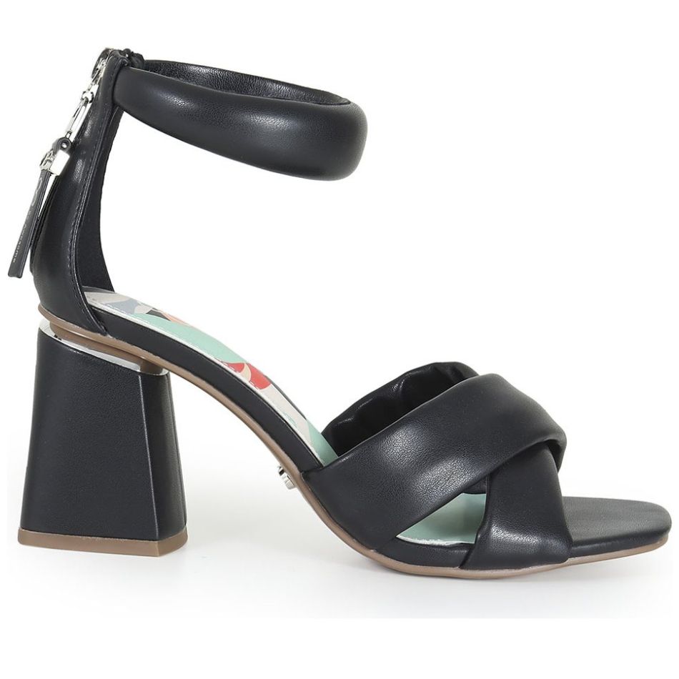 Sandalia Tira Cruzada con Pulsera Negra Cloe