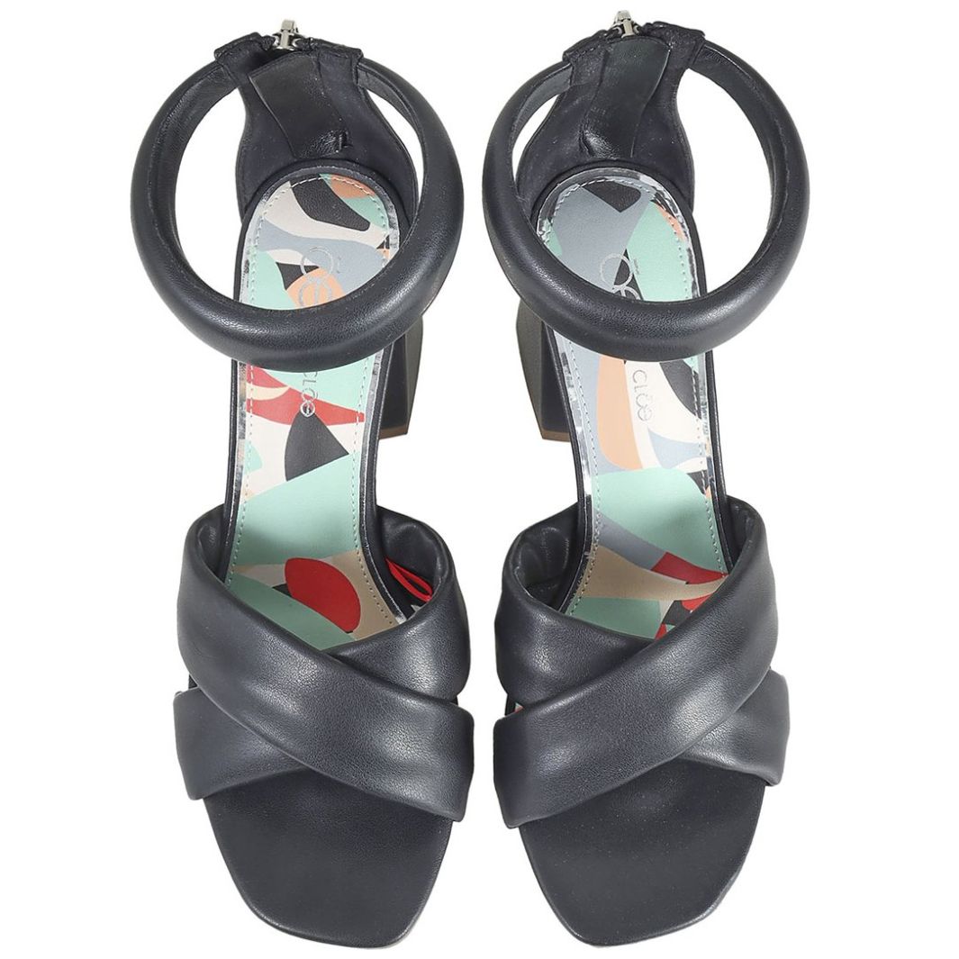 Sandalia Tira Cruzada con Pulsera Negra Cloe