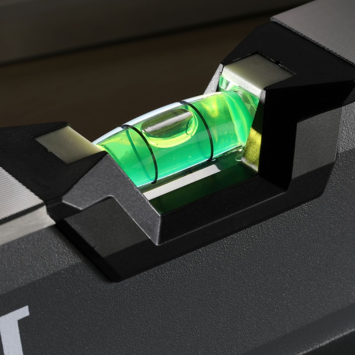 Nivel de Caja Magnético Toughbuil con Luz 24"