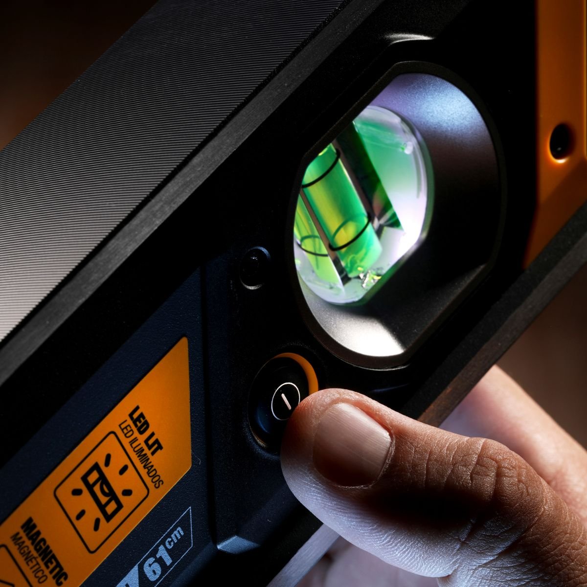 Nivel de Caja Magnético Toughbuil con Luz 24"