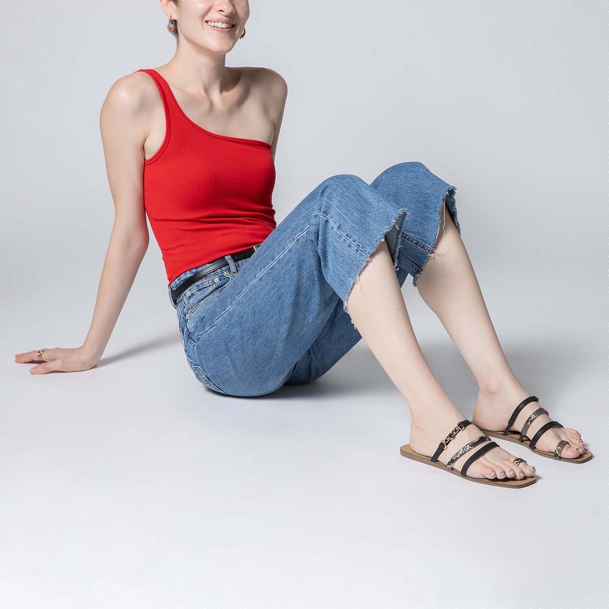 Sandalia Flat G By Guess Punta Cuadrada para Mujer