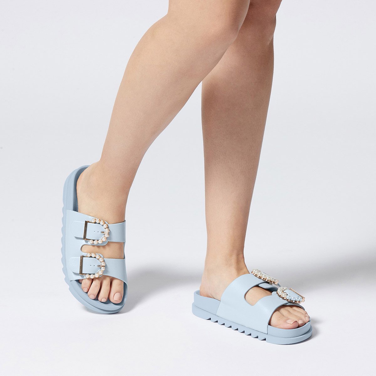 Sandalia Westies con Aplicación de Perla Azul Claro para Mujer